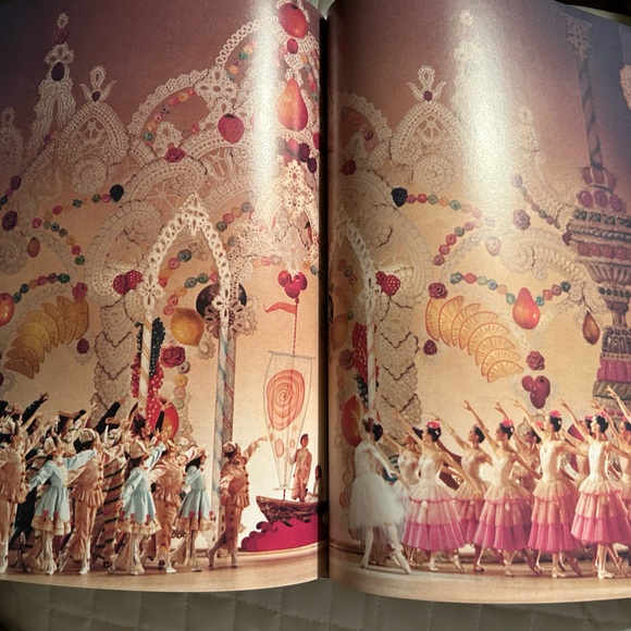 Hardback book w/CD of the Nutcracker, by NY City Ballet, in brand new condition! - Picture 7 of 11